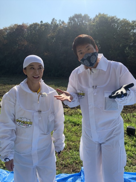 “オオスズメバチ”の駆除に挑む高嶋ちさ子、長嶋一茂=12月31日、『ザワつく︕⼤晦⽇』 (C)テレビ朝日