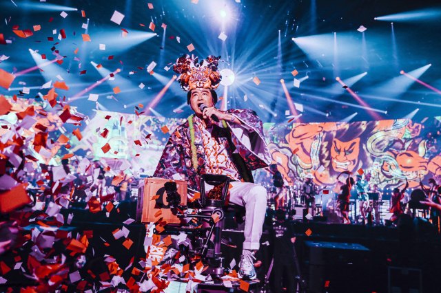 桑田佳祐が「嵐」と書かれたヅラをかぶって盛り上げたサザンオールスターズの年越しライブ Photo by 西槇太一
