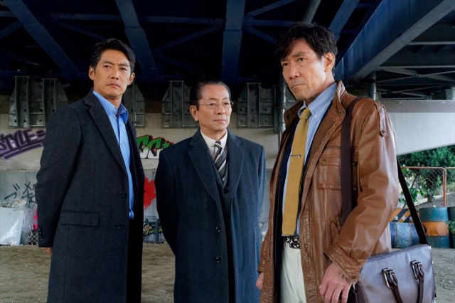 『相棒season19』元日スペシャル「オマエニツミハ」(左から)冠城亘(反町隆史)、杉下右京(水谷豊)、フリージャーナリストの仁江浜光雄(岸谷五朗) (C)テレビ朝日
