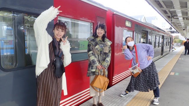 軽井沢駅の(左から)宇垣美里、かたせ梨乃、いとうあさこ=1月2日放送、『あさこ・梨乃・美里の5万円旅 新春2時間半SP 軽井沢~黒部ダム』 (C)テレビ東京