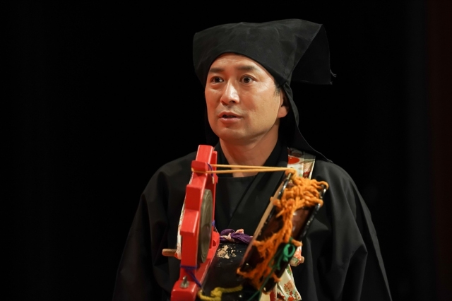 連続テレビ小説『おちょやん』語り・黒衣役の桂吉弥(C)NHK