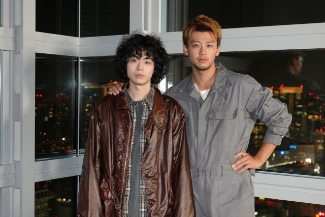 竹内涼真(右)主演ドラマ『君と世界が終わる日に』の主題歌を担当する菅田将暉