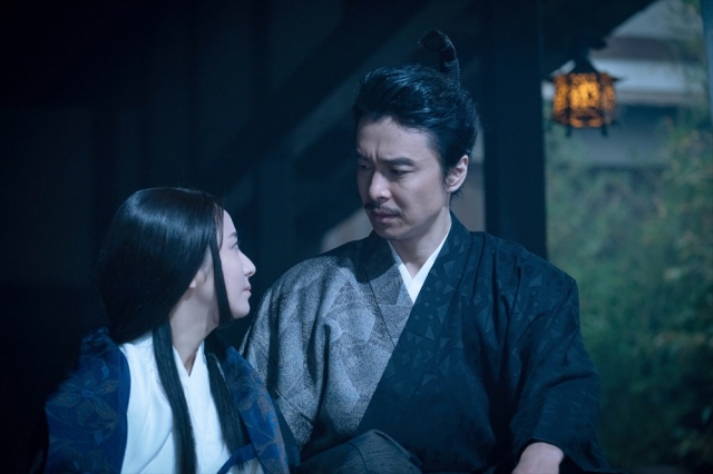 大河ドラマ『麒麟がくる』第39回より。明智光秀(長谷川博己)と最愛の妻・熙子(木村文乃)のラストシーン(C)NHK