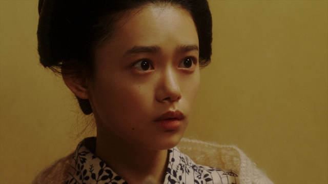 宇野真理(吉川愛)と話しをする竹井千代(杉咲花)=連続テレビ小説『おちょやん』第5週・第22回より (C)NHK