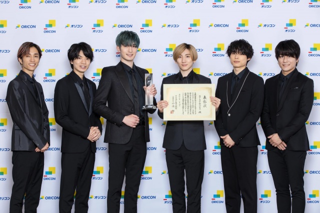「アーティスト別セールス部門」の「新人ランキング」1位、授賞式に登壇したSixTONES(写真:増田勝行/SIGNO)