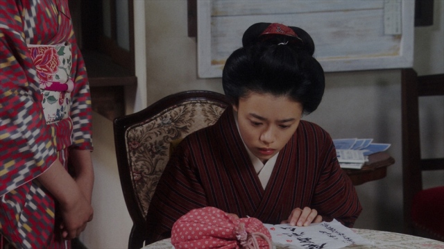 宇野真理から渡されたあるチラシを見る竹井千代(杉咲花)=連続テレビ小説『おちょやん』第5週・第23回より (C)NHK