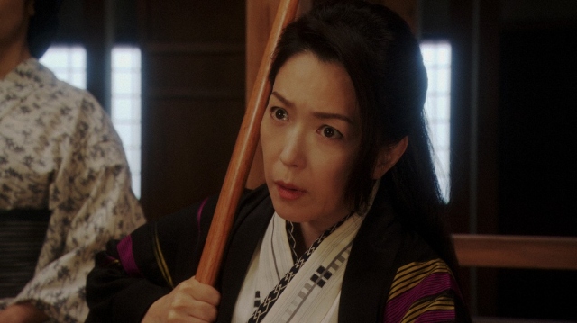 千代を睨む山村千鳥(若村麻由美)=連続テレビ小説『おちょやん』第5週・第24 回より (C)NHK