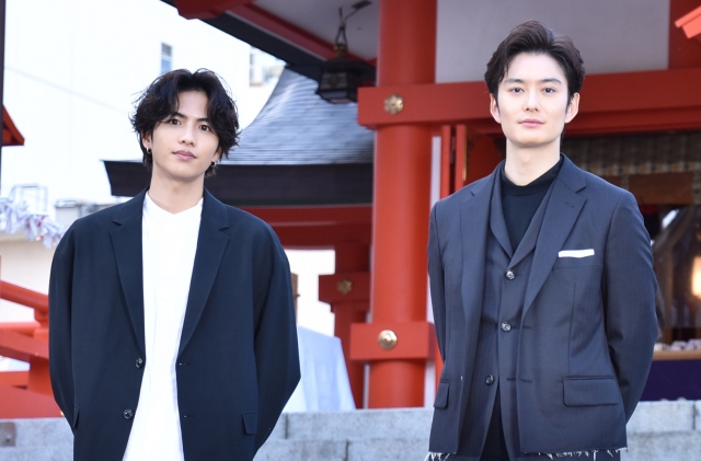 映画『さんかく窓の外側は夜』大ヒット祈願イベントに登場した(左から)志尊淳、岡田将生 (C)ORICON NewS inc.