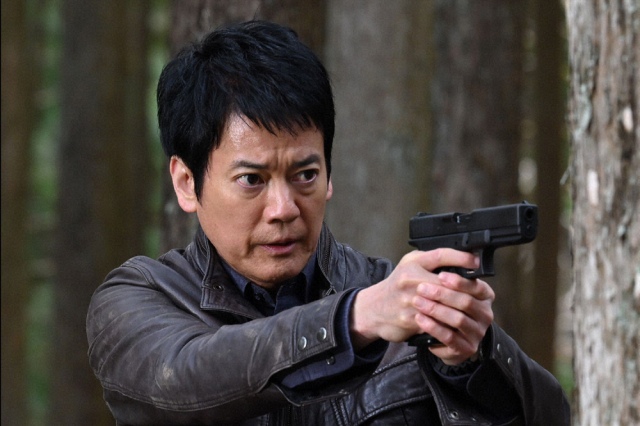 『24 JAPAN』第13話(1月8日放送)より。獅堂現馬(唐沢寿明)はついにテロ実行グループのボス・神林民三(高橋和也)を追い詰める (C)テレビ朝日