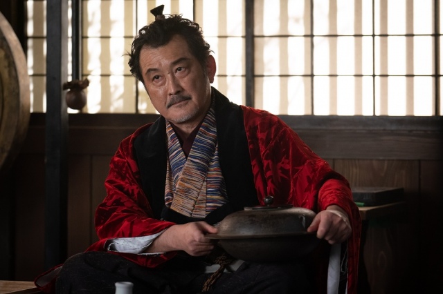 大河ドラマ『麒麟がくる』第40回(1月10日放送)より。松永久秀(吉田鋼太郎)が抱えているのが「古天明平蜘蛛(こてんみょうひらぐも)」(C)NHK