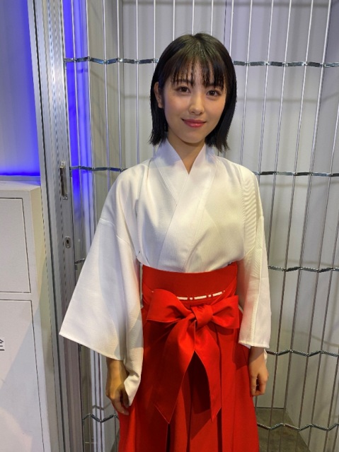 『笑神様は突然に…新春2時間SP』で巫女さんコスプレに挑戦した浜辺美波(C)日本テレビ