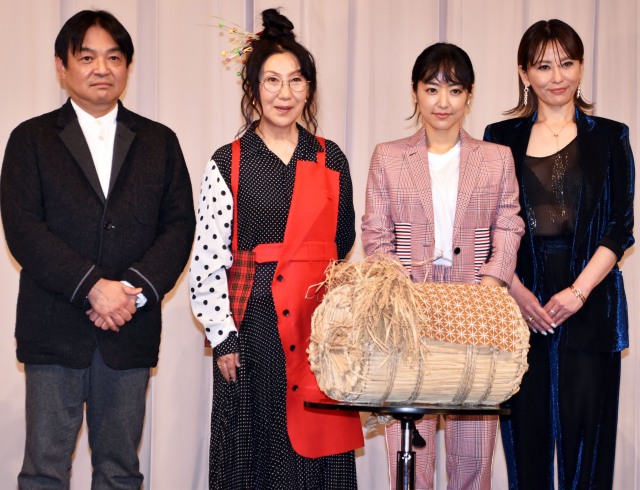 『大コメ騒動』公開記念舞台あいさつに出席した(左から)本木克英監督、室井滋、井上真央、鈴木砂羽 (C)ORICON NewS inc.