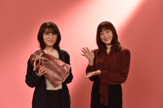 浜辺美波(左)をサプライズで祝った菅野美穂(C)日本テレビ