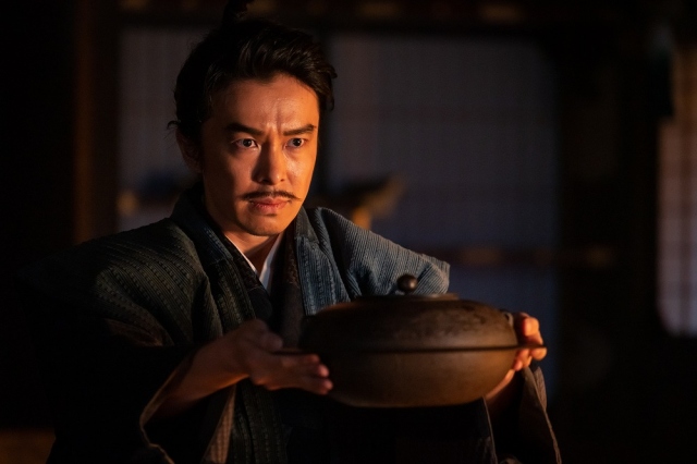 大河ドラマ『麒麟がくる』第40回(1月10日放送)より。「平蜘蛛」の茶釜を受け取る明智光秀(長谷川博己)(C)NHK