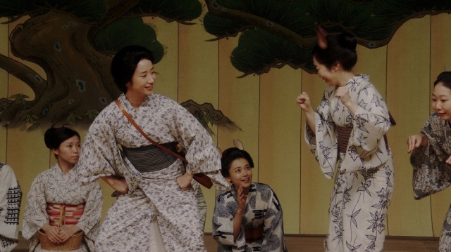 舞台稽古をする薮内清子(映美くらら)、竹井千代(杉咲花)、美鈴(鳩川七海)たち=連続テレビ小説『おちょやん』第6週・第27 回より (C)NHK