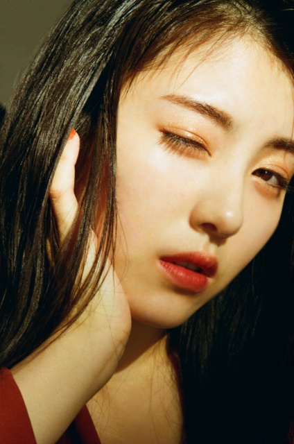 『浜辺美波 カレンダー 2021.04-2022.03』より 撮影:後藤啓太(W)