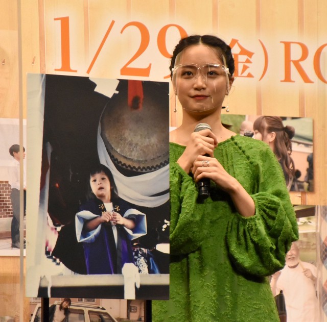 幼少期の前髪ぱっつん写真を公開した深川麻衣 (C)ORICON NewS inc.