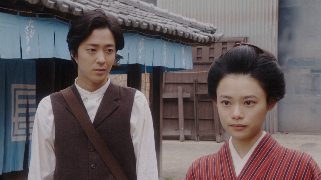 撮影所内を案内する助監督・小暮(若葉竜也)と千代(杉咲花)=連続テレビ小説『おちょやん』第6週・第30回より (C)NHK