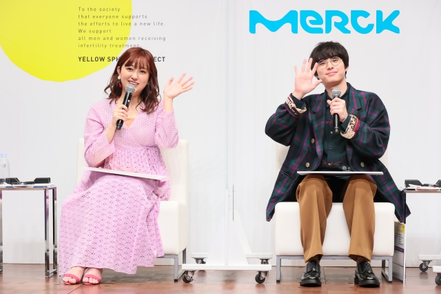 『ハタチからはじめる、みんなの妊活』に登場した(左から)菊地亜美、本田響矢