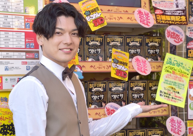 プロデュースしたレトルトカレー店頭販売に喜びを見せた崎山つばさ (C)ORICON NewS inc.