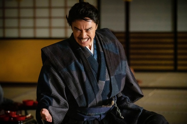 宴の席で激怒する信長(染谷将太)をにらみ返す光秀(長谷川博己)=大河ドラマ『麒麟がくる』第43回より(C)NHK