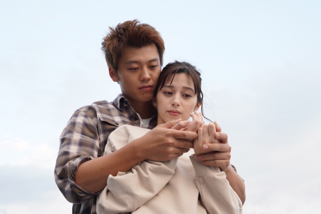 日曜ドラマ『君と世界が終わる日に』に出演する竹内涼真、中条あやみ (C)日本テレビ.