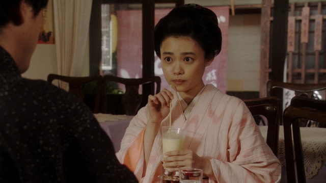 一平と話しをする千代(杉咲花)=連続テレビ小説『おちょやん』第9週・第44回より (C)NHK