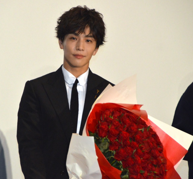 サプライズプレゼント“108本のバラ”に照れ笑いした岩田剛典 (C)ORICON NewS inc.