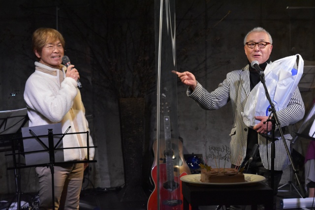 古希の誕生日を迎えた中尾隆聖(右)と古谷徹(左) 生配信イベントの様子 (C)ドラマティック・カンパニー 提供:ViSUALIVE