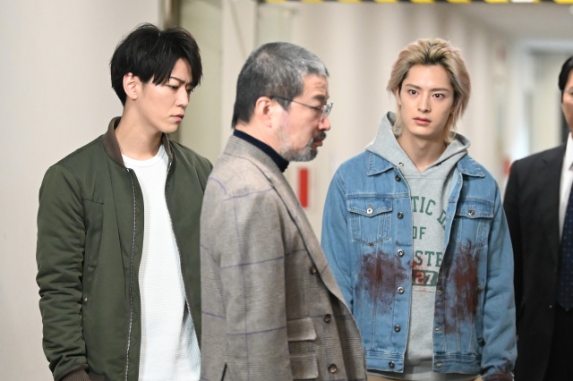 土曜ドラマ『レッドアイズ 監視捜査班』第4話に出演する亀梨和也、木村祐一、塩野瑛久 (C)日本テレビ