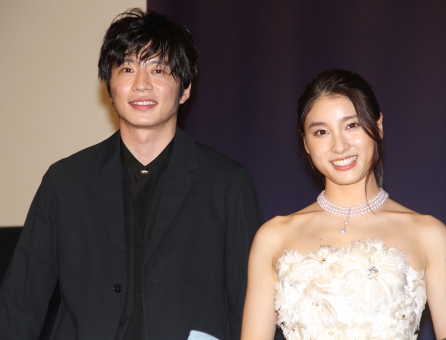 映画『哀愁しんでれら』初日舞台あいさつに出席した(左から)田中圭、土屋太鳳 (C)ORICON NewS inc.