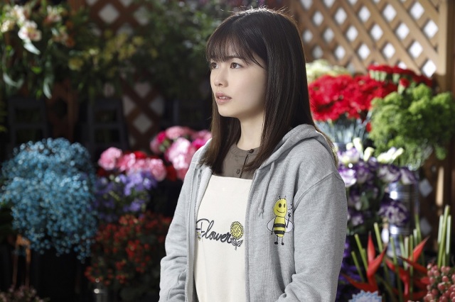 土曜ナイトドラマ『モコミ~彼女ちょっとヘンだけど~』第3話(2月6日放送)より。「清水生花店」で働き出した萌子美(小芝風花) (C)テレビ朝日
