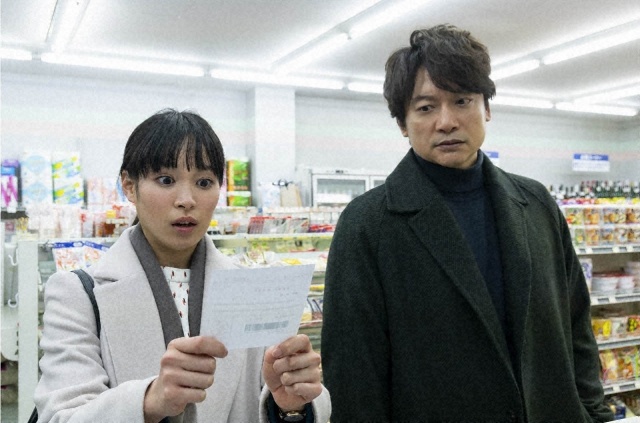 碓氷咲良(関水渚)と捜査する万丞渉(香取慎吾)=テレビ東京系ドラマ『アノニマス~警視庁“指殺人”対策室~』第3話(2月8日放送) (C)「アノニマス」製作委員会