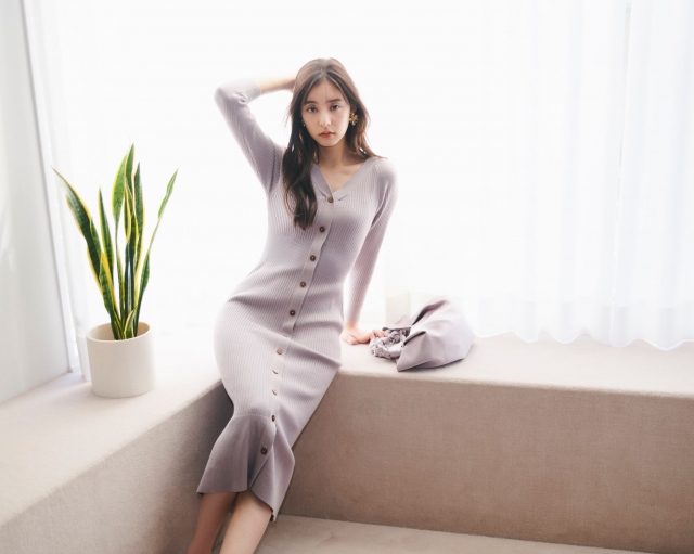 「SNIDEL」2021年春コレクションをまとった新木優子