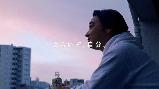 『クラフトボス ポケットラテ/同 甘くないラテ』のウェブムービーに出演した、ジャングルポケット・斉藤慎二