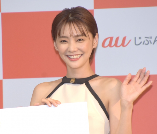 デビュー1年目の写真に照れる倉科カナ (C)ORICON NewS inc.