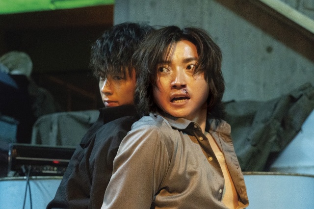映画『太陽は動かない』より(C)吉田修一/幻冬舎(C)2020「太陽は動かない」製作委員会