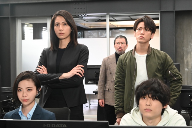 土曜ドラマ『レッドアイズ 監視捜査班』第4話に出演する趣里、松下奈緒、木村祐一、亀梨和也、松村北斗 (C)日本テレビ