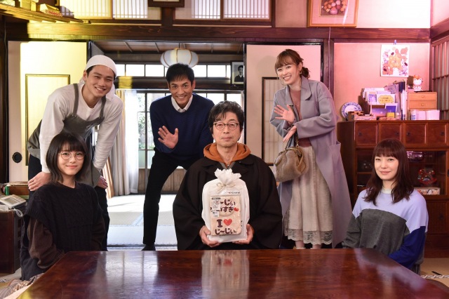 水曜ドラマ『ウチの娘は、彼氏が出来ない!!』に出演する(左から)中川大輔、沢村一樹、福原遥、浜辺美波、中村雅俊、菅野美穂(C)日本テレビ