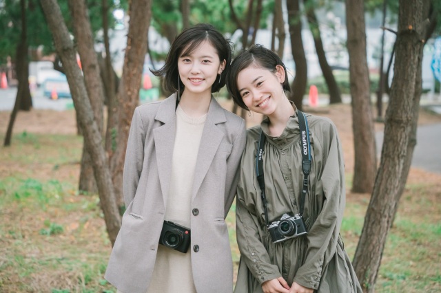 『CMNOW WEB』で企画「女優同士のガチ友写真たび」をスタートさせた(左から)加藤小夏、杏花
