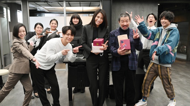 土曜ドラマ『レッドアイズ 監視捜査班』撮影現場で松下奈緒&木村祐一のお誕生日をお祝い (C)日本テレビ