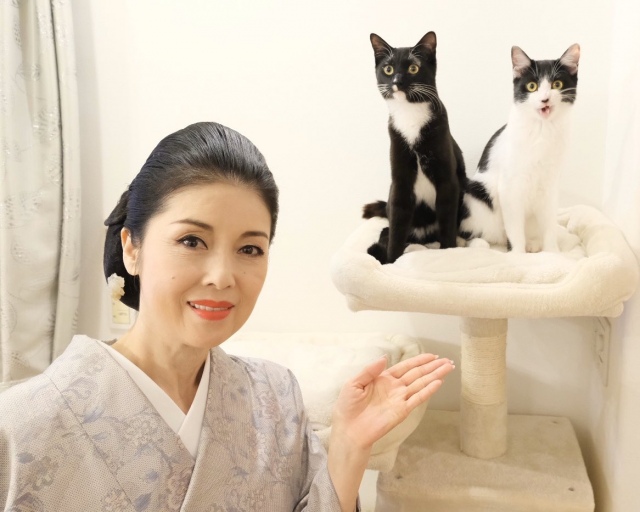 (左から)藤あや子とマルくん、オレオちゃん(藤あや子公式Twitterより)