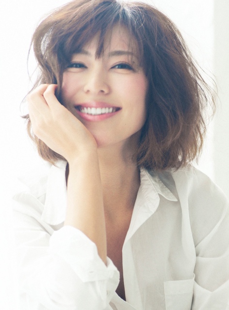 第1子出産を報告した小泉里子