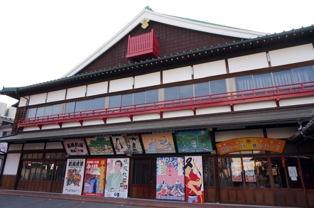 開場90周年を迎えた芝居小屋「嘉穂劇場(福岡県飯塚市)」外観(18年3月26日 筆者撮影)
