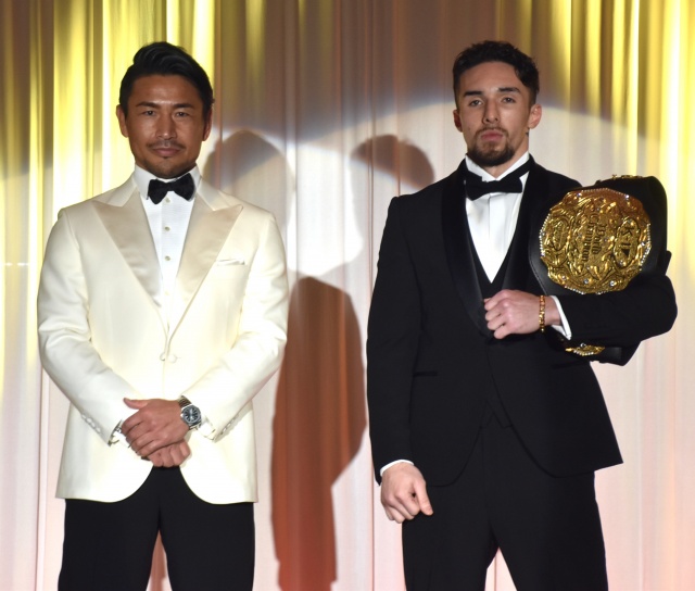 木村“フィリップ”ミノル(右)に“選手”と呼ばれ苦笑した魔娑斗 (C)ORICON NewS inc.