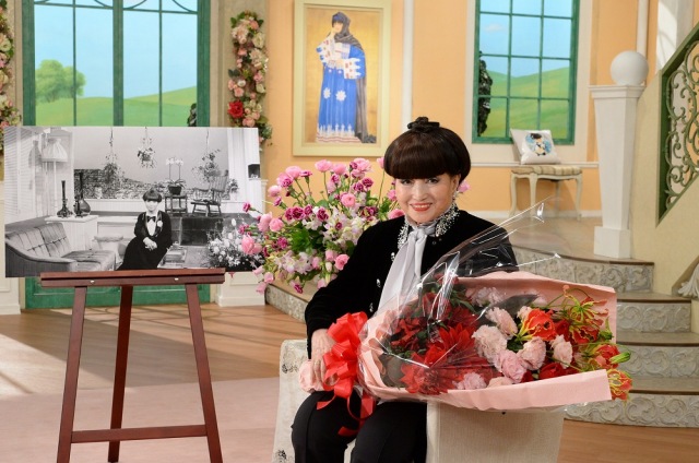 『徹子の部屋』45周年を迎えた黒柳徹子。イーゼルの写真は第1回放送時の写真 (C)テレビ朝日