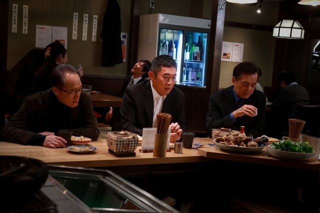 金曜8時のドラマ『今野敏サスペンス 警視庁強行犯係 樋口顕』より。ラストの居酒屋シーン(左から)佐野史郎、内藤剛志、榎木孝明 (C)テレビ東京
