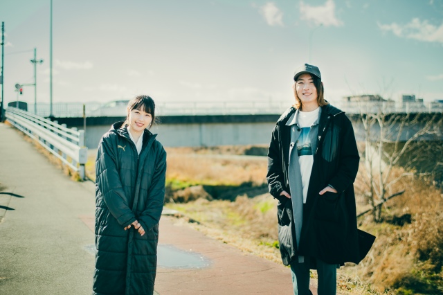ビッケブランカ5thシングル「ポニーテイル」のMVに出演する桜井日奈子(左)