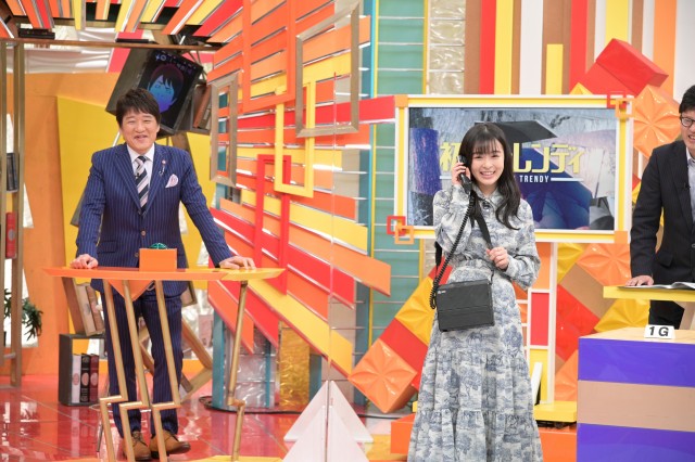 “ショルダーホン”を掲げてノリノリの森七菜(右) (C)TBS