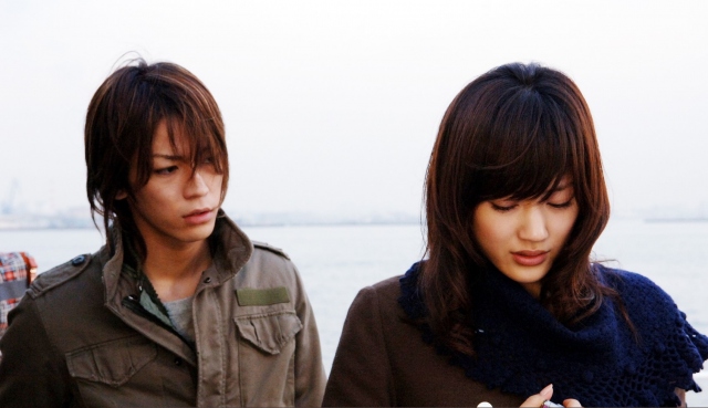 Hulu・TVerで2006年に放送されたドラマ『たったひとつの恋』の配信が開始(左から)亀梨和也、綾瀬はるか(C)日本テレビ